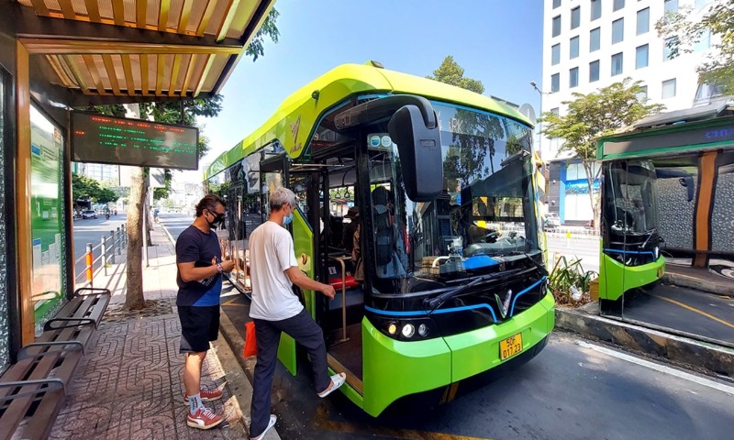 Mục tiêu đến năm 2030, tỷ lệ xe buýt sử dụng điện, năng lượng xanh đạt tối thiểu 50% và đến năm 2050 thì 100% xe buýt và taxi đều sử dụng năng lượng xanh. Ảnh: Minh Quân.