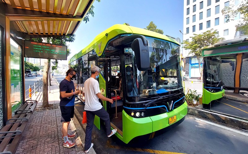 Mục tiêu đến năm 2030, tỷ lệ xe buýt sử dụng điện, năng lượng xanh đạt tối thiểu 50% và đến năm 2050 thì 100% xe buýt và taxi đều sử dụng năng lượng xanh. Ảnh: Minh Quân.