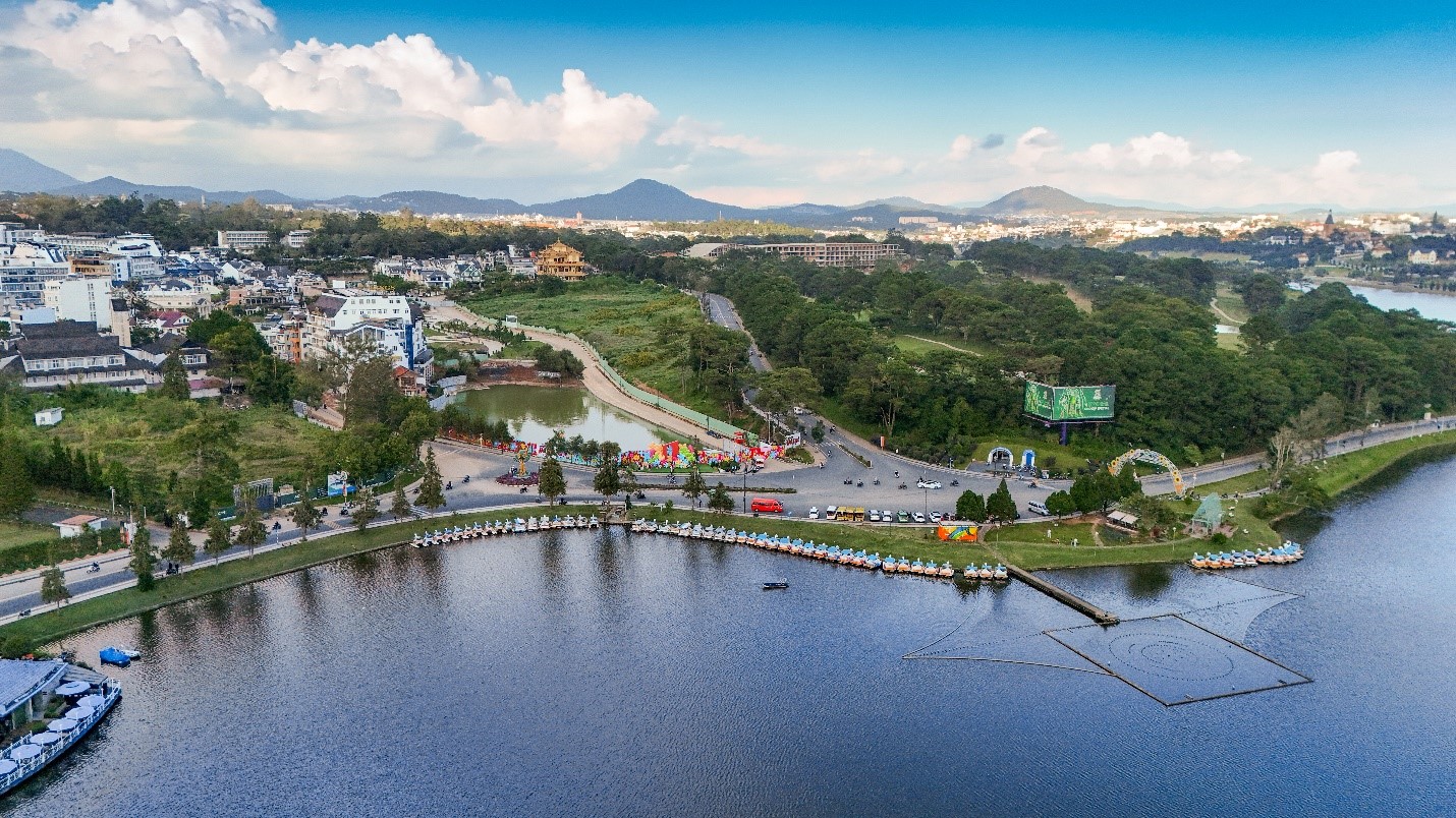 H&igrave;nh ảnh thực tế tại vị tr&iacute; dự &aacute;n, Haus Dalat đang được r&agrave;o tường v&acirc;y c&ocirc;ng tr&igrave;nh.