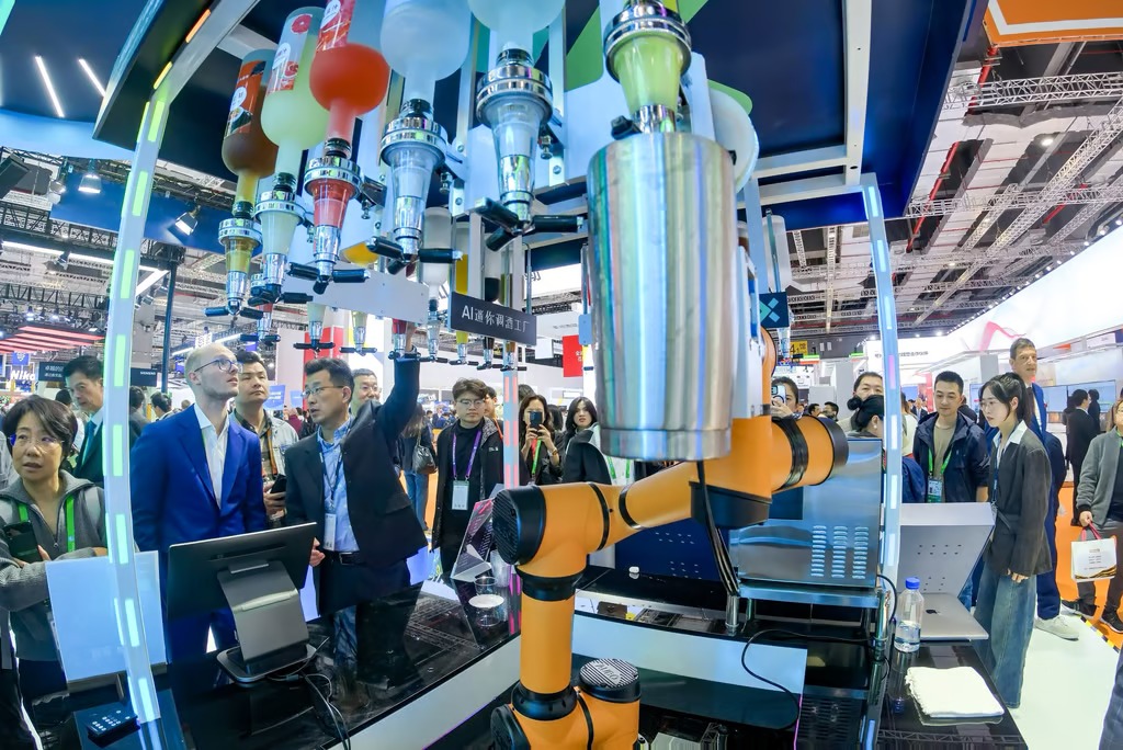 Robot AI làm nhiệm vụ pha chế tại một hội chợ nhập khẩu ở Thượng Hải mới đây. Ảnh: Xinhua