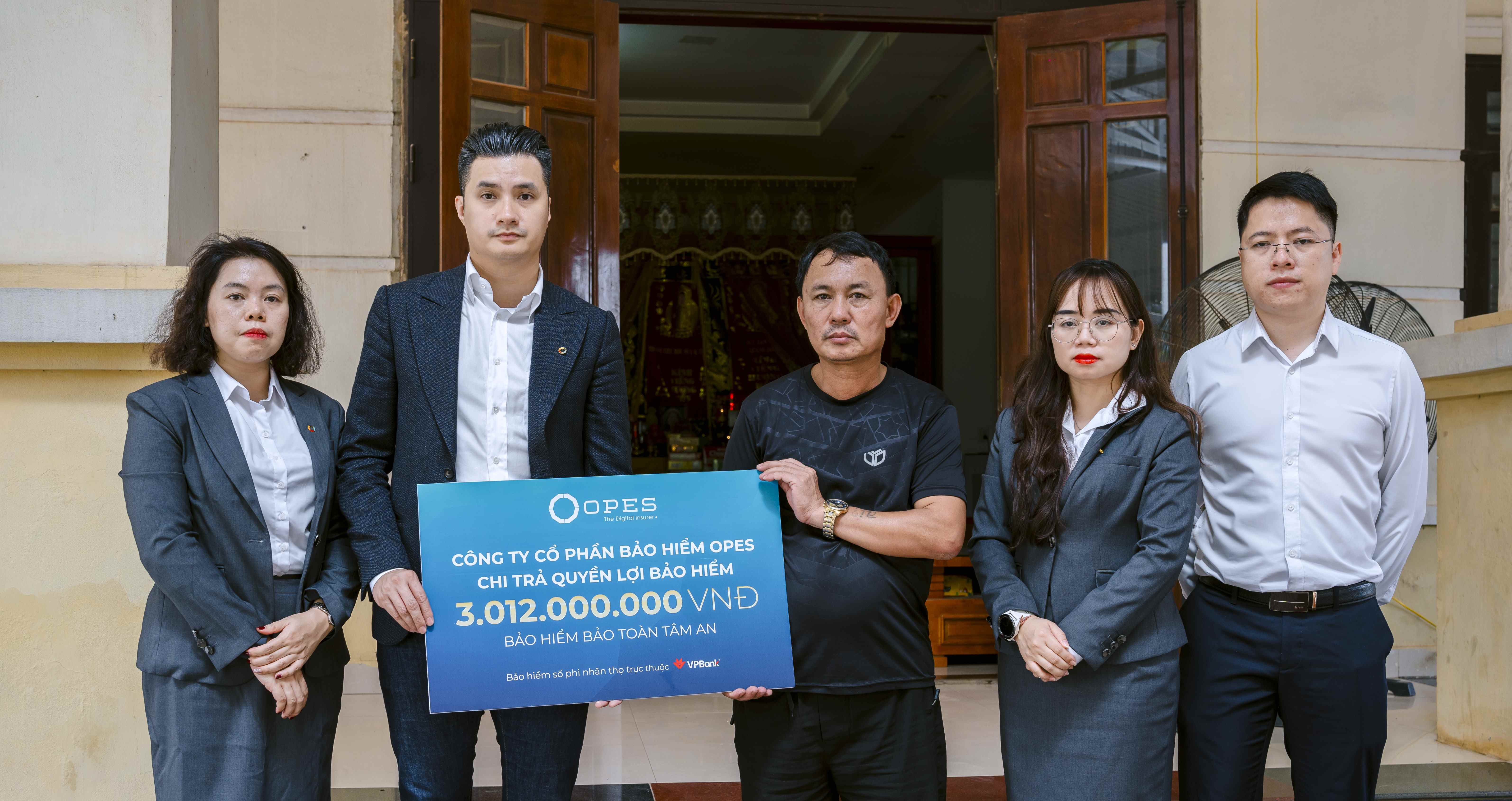 Đại diện OPES & VPBank đ&atilde; đến thăm hỏi v&agrave; chia sẻ nỗi mất m&aacute;t to lớn v&agrave; trao số tiền bồi thường cho gia đ&igrave;nh.