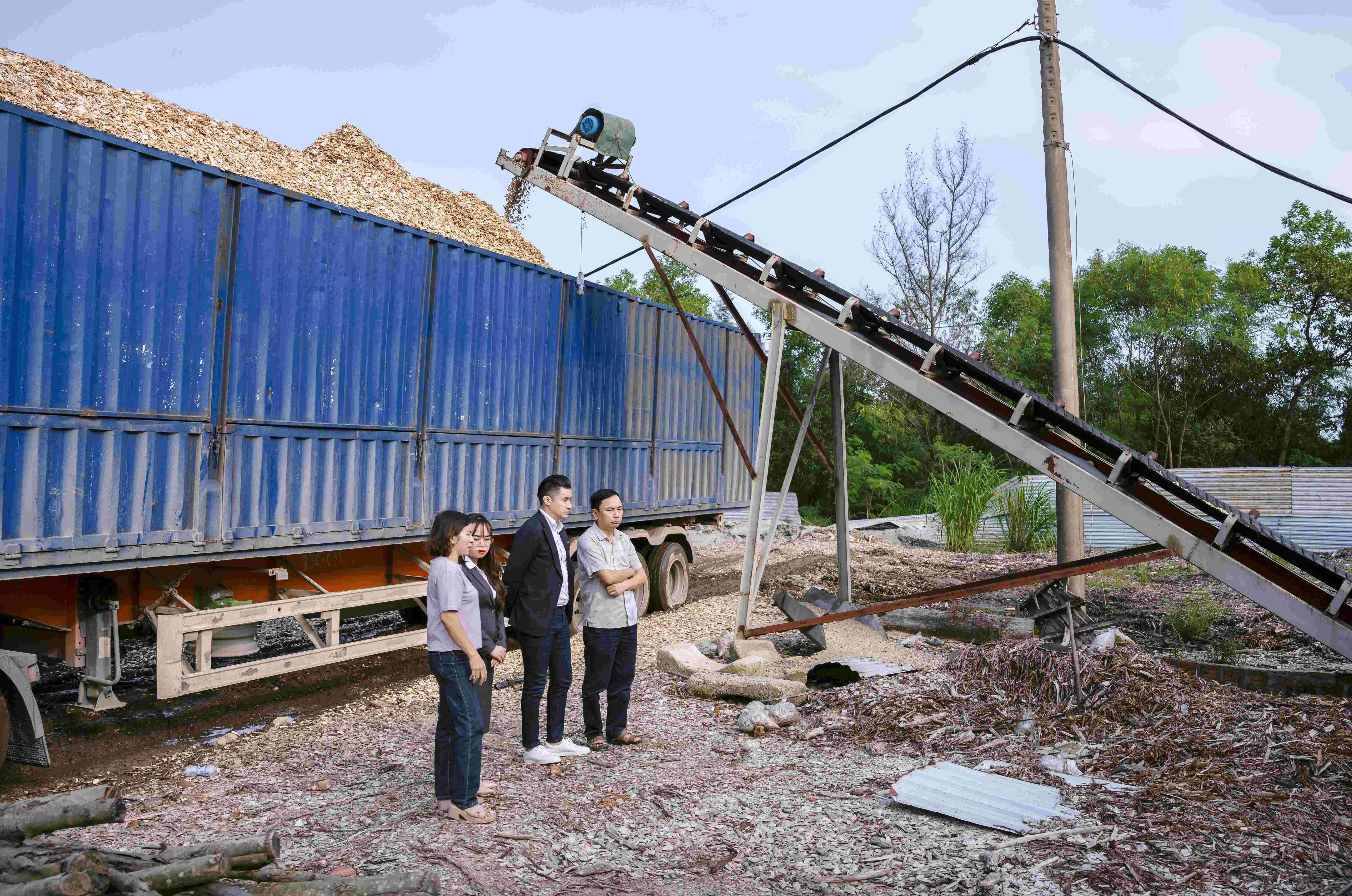 Đại diện OPES đi thăm cơ sở sản xuất với gần 100 lao động đ&atilde; ổn định cuộc sống sau sự cố tại c&ocirc;ng ty sản xuất gỗ Ho&agrave;ng L&acirc;m.