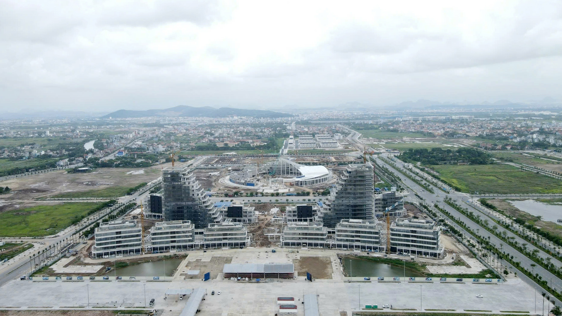 C&aacute;c dự &aacute;n Trung t&acirc;m Ch&iacute;nh trị - H&agrave;nh ch&iacute;nh, Trung t&acirc;m Hội nghị - Biểu diễn tại khu đ&ocirc; thị mới Bắc s&ocirc;ng Cấm đang được ho&agrave;n th&agrave;nh để năm 2025 Hải Ph&ograve;ng dời đ&ocirc; sang th&agrave;nh phố Thuỷ Nguy&ecirc;n.
