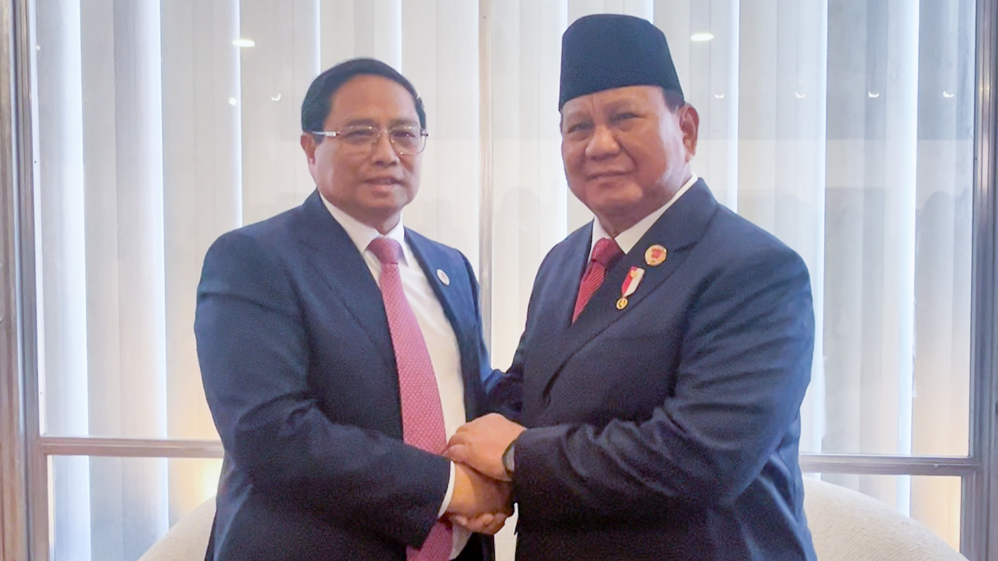 Thủ tướng Phạm Minh Chính gặp Tổng thống Indonesia Prabowo Subianto. Ảnh: VGP.