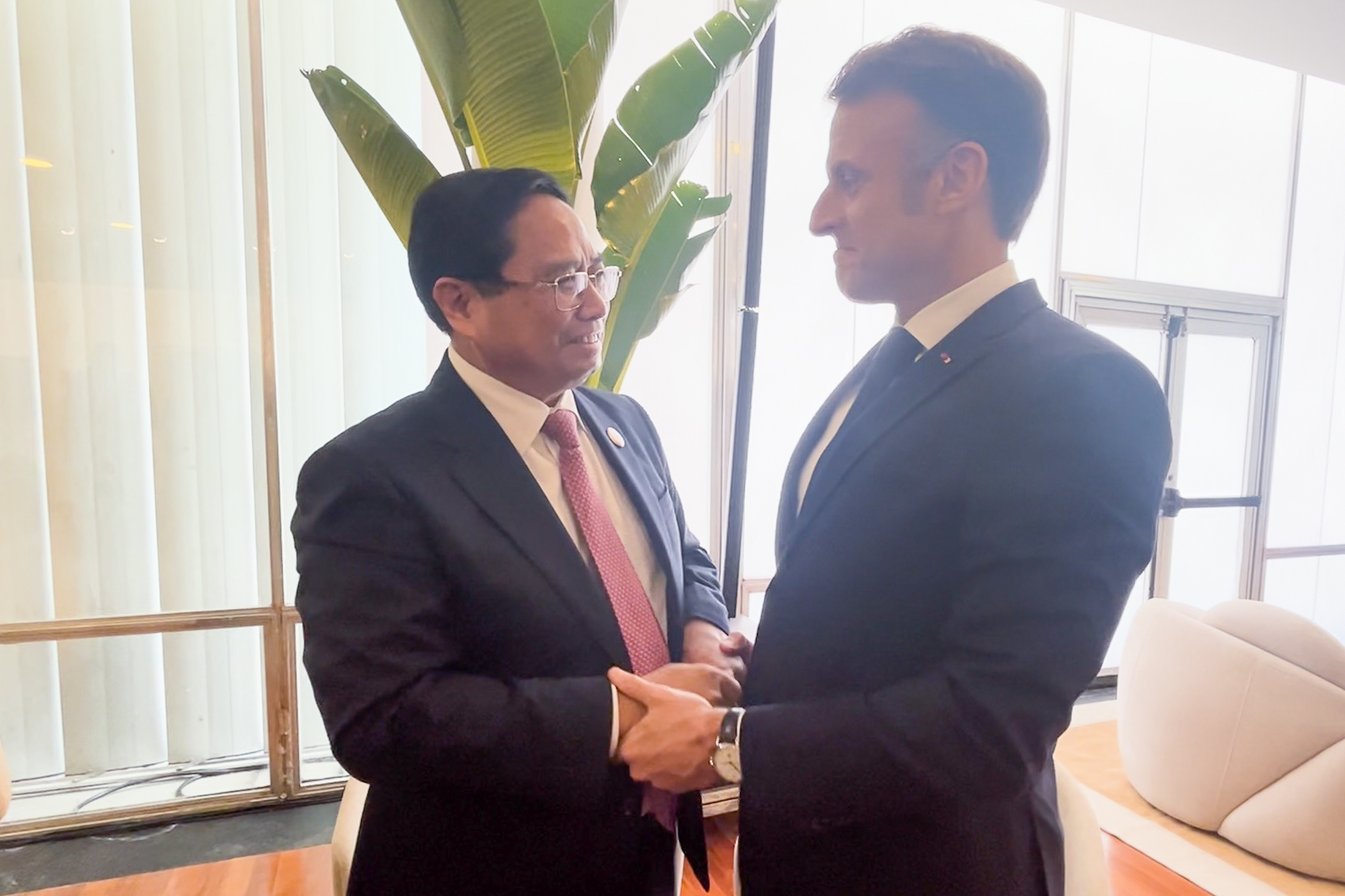 Thủ tướng Phạm Minh Chính gặp Tổng thống Pháp Emmanuel Macron. Ảnh: VGP.