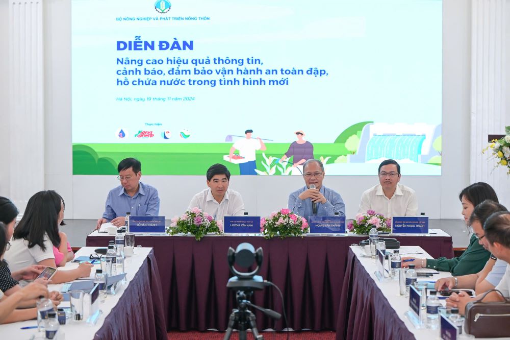 Quang cảnh diễn đ&agrave;n.