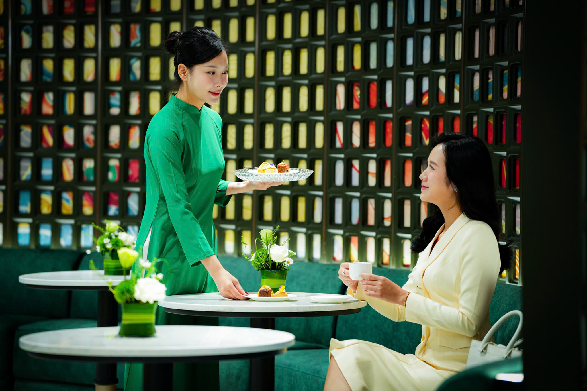 Khách hàng sẽ được trải nghiệm dịch vụ tiêu chuẩn 5 sao khi có mặt tại VPBank Diamond Elite Lounge.