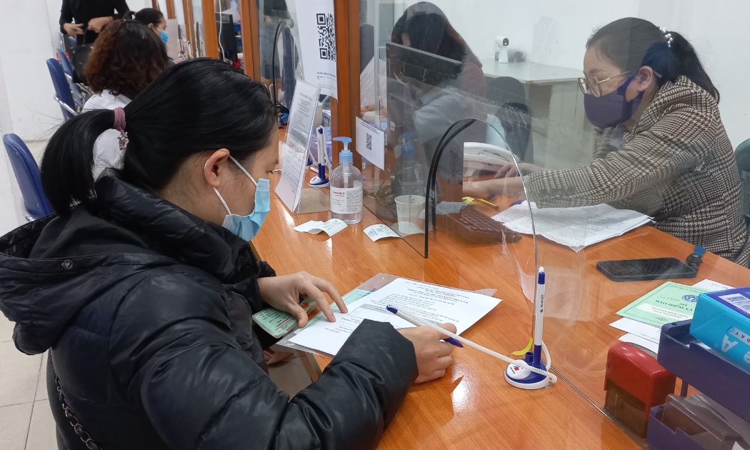 Người lao động làm thủ tục hưởng trợ cấp thất nghiệp tại Hà Nội. Ảnh: N.Dương.