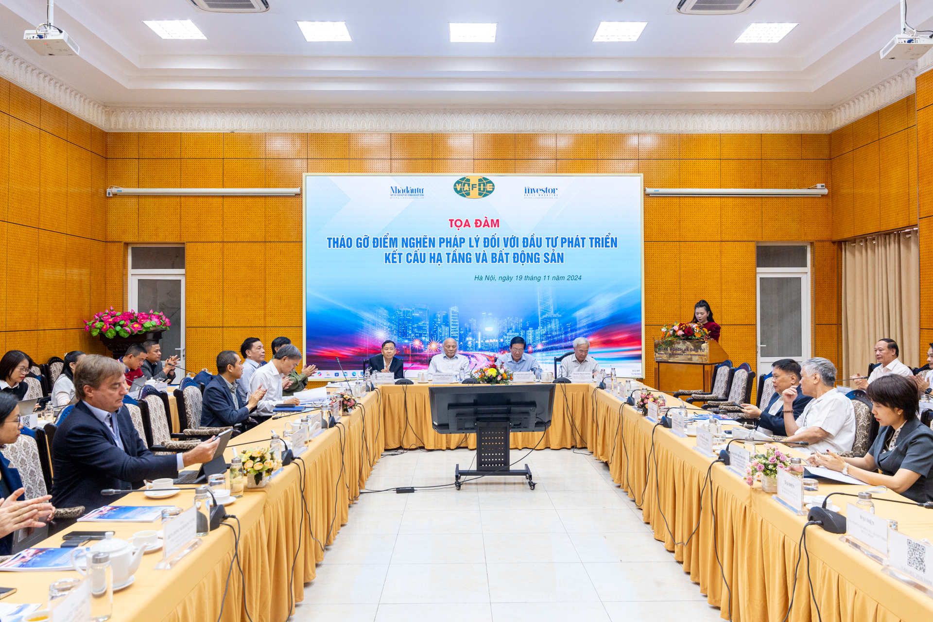 Toàn cảnh toạ đàm: “Tháo gỡ điểm nghẽn pháp lý đối với đầu tư phát triển kết cấu hạ tầng và bất động sản”.
