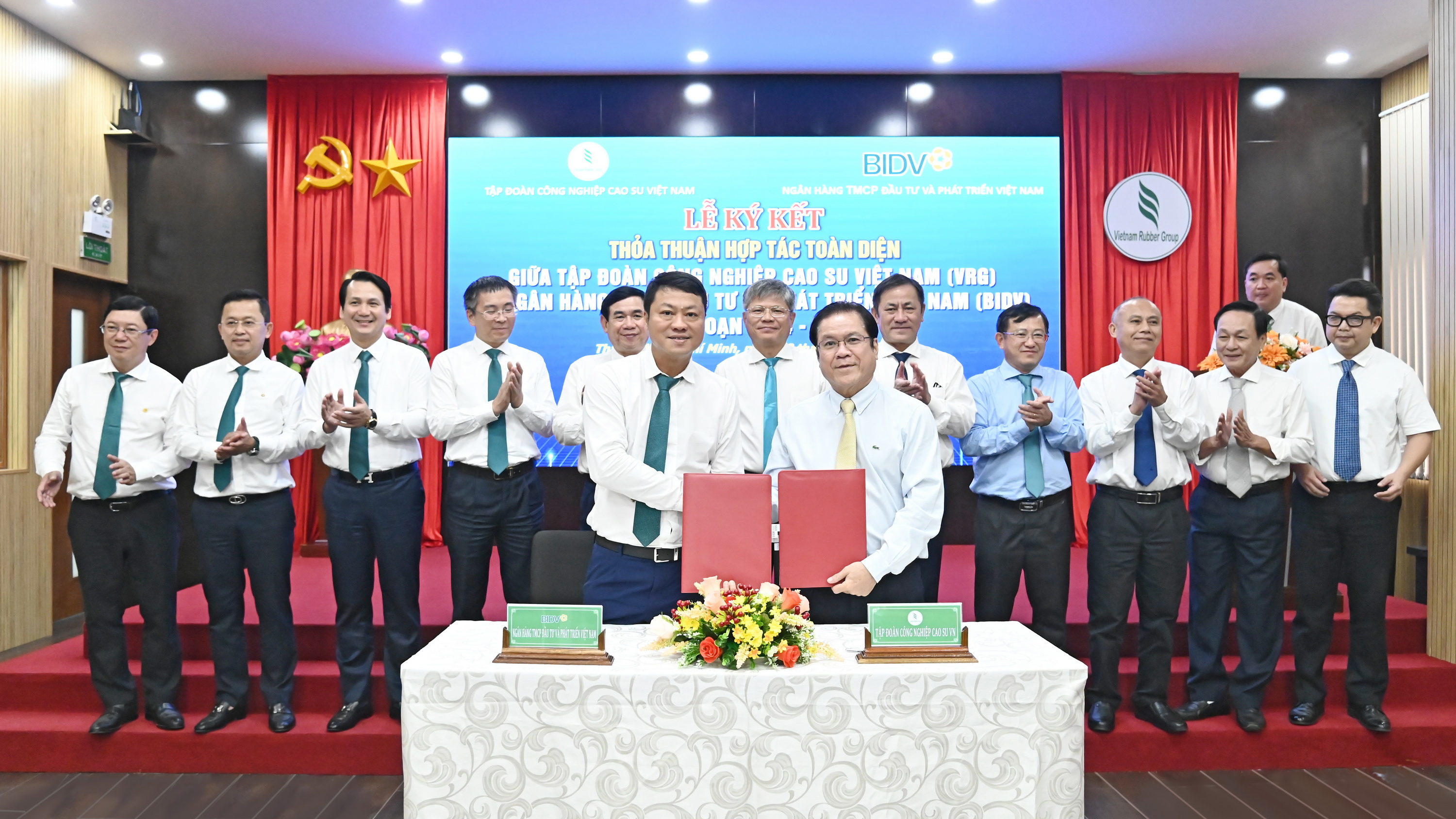 Ông Lê Ngọc Lâm (Tổng Giám đốc BIDV) và ông Lê Thanh Hưng (Tổng Giám đốc VRG) đại diện hai đơn vị ký kết Thỏa thuận hợp tác toàn diện.