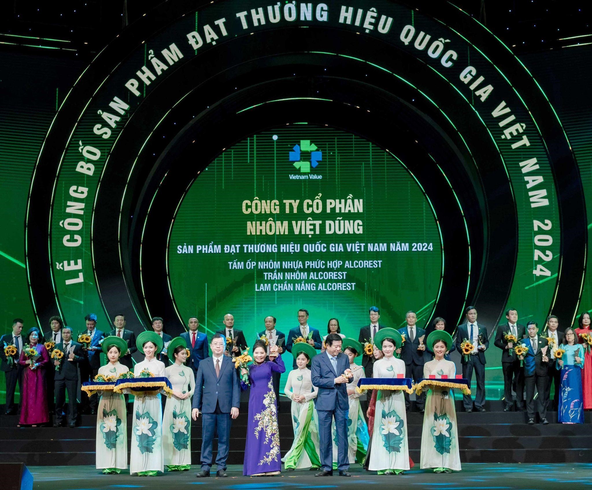Đại diện Nhôm Việt Dũng -Alcorest nhận biểu trưng “Thương hiệu Quốc gia Việt Nam 2024”.