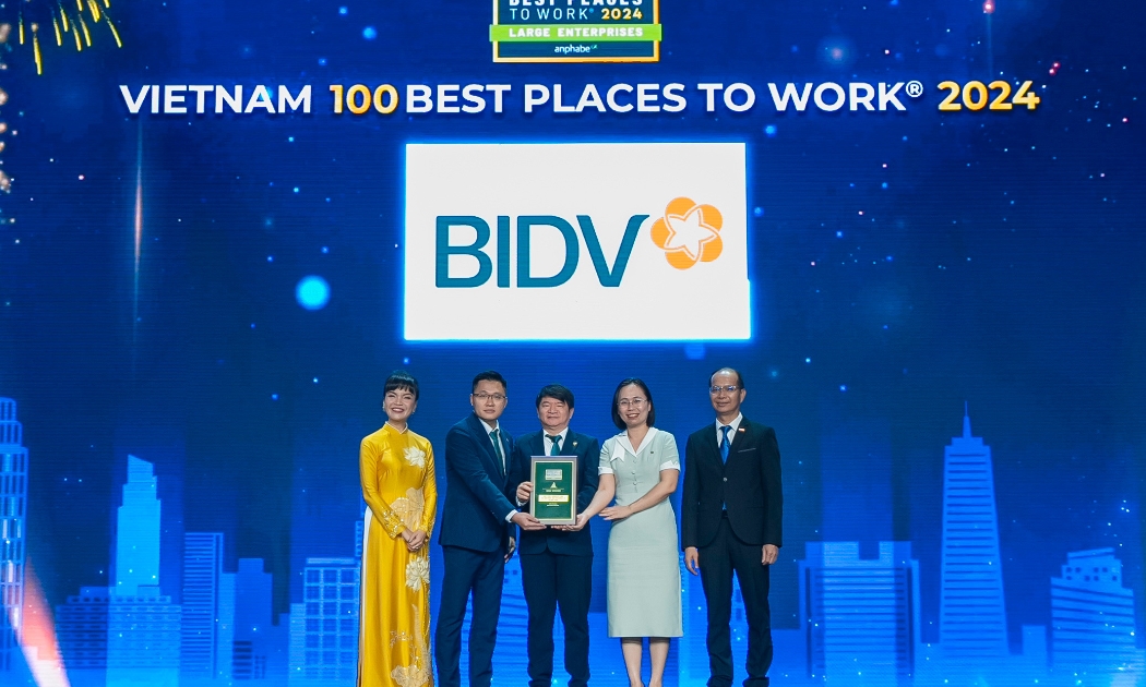 Phó Tổng Giám đốc BIDV Lê Trung Thành cùng đại diện cán bộ Ngân hàng nhận giải thưởng “Nơi làm việc tốt nhất Việt Nam năm 2024”.
