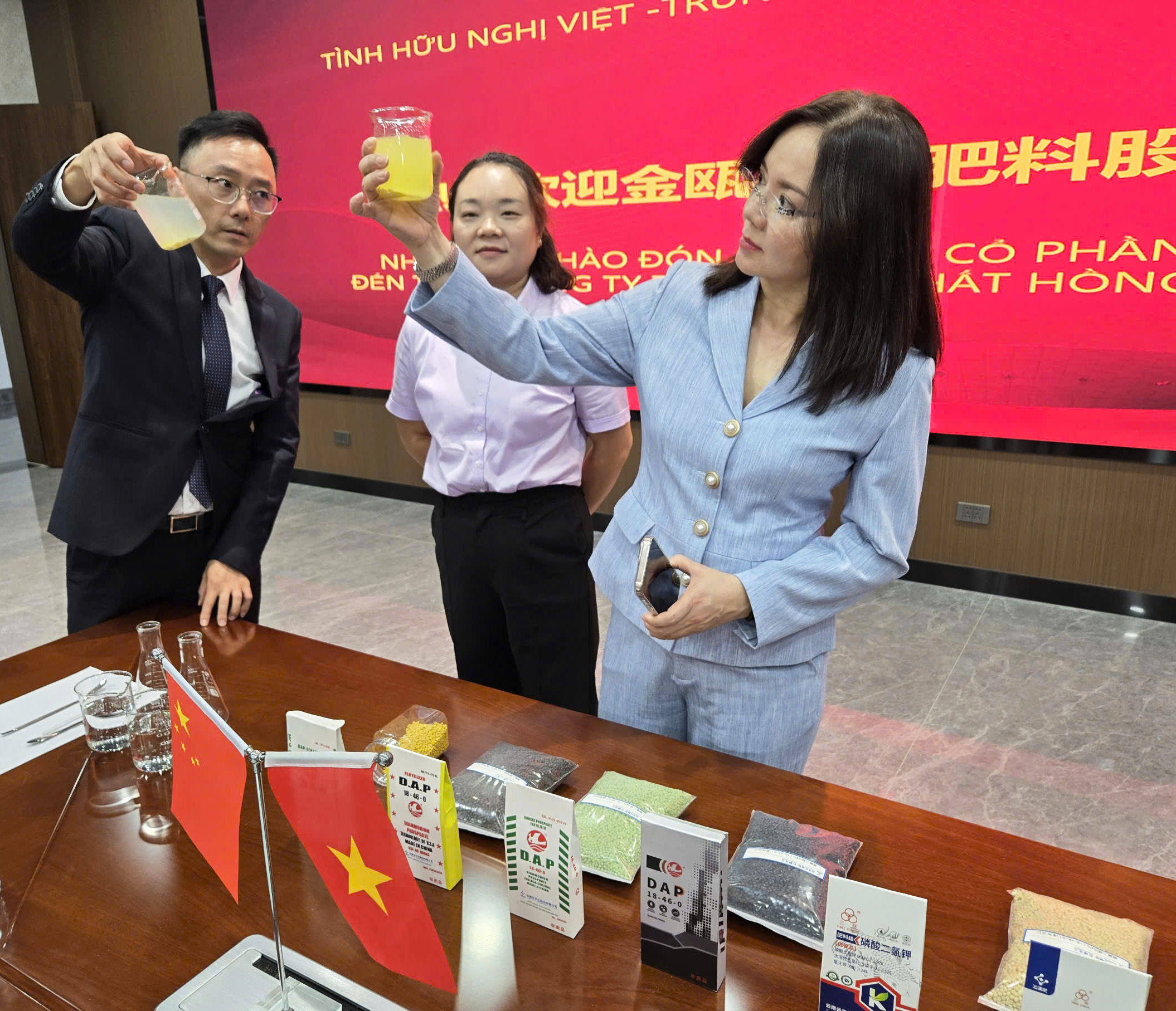 Đại diện PVCFC xem xét sản phẩm, với PVCFC chất lượng sản phẩm luôn được ưu tiền hàng đầu.