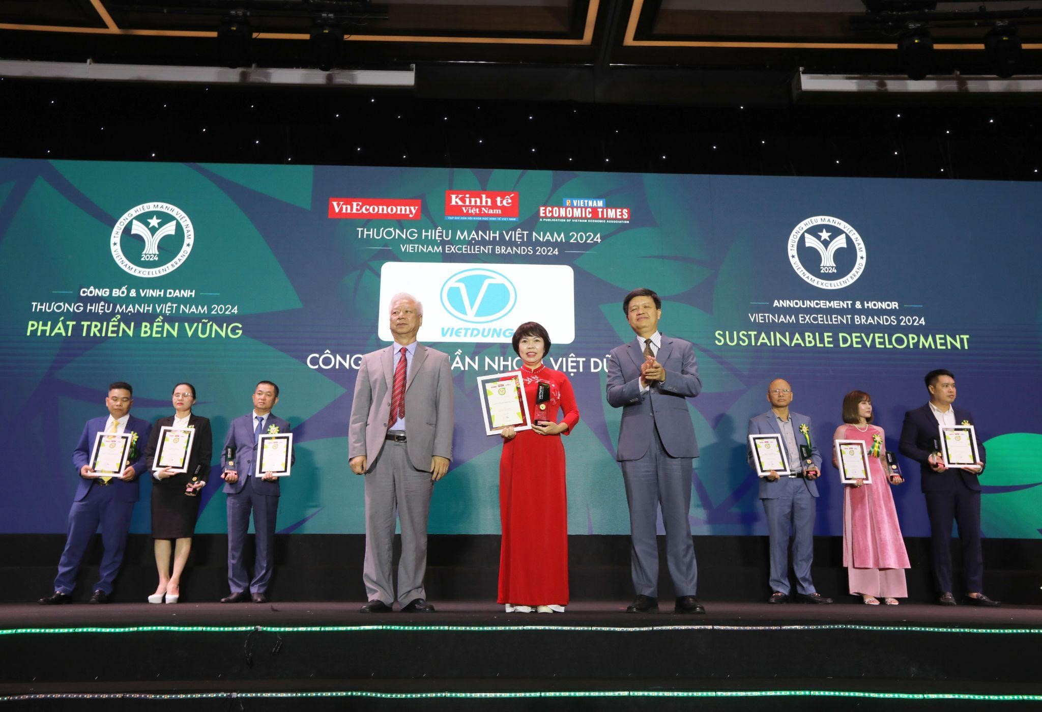 Công ty Cổ phần Nhôm Việt Dũng được vinh danh ở vị trí “Top 10 Thương hiệu mạnh - Phát triển bền vững 2024”.
