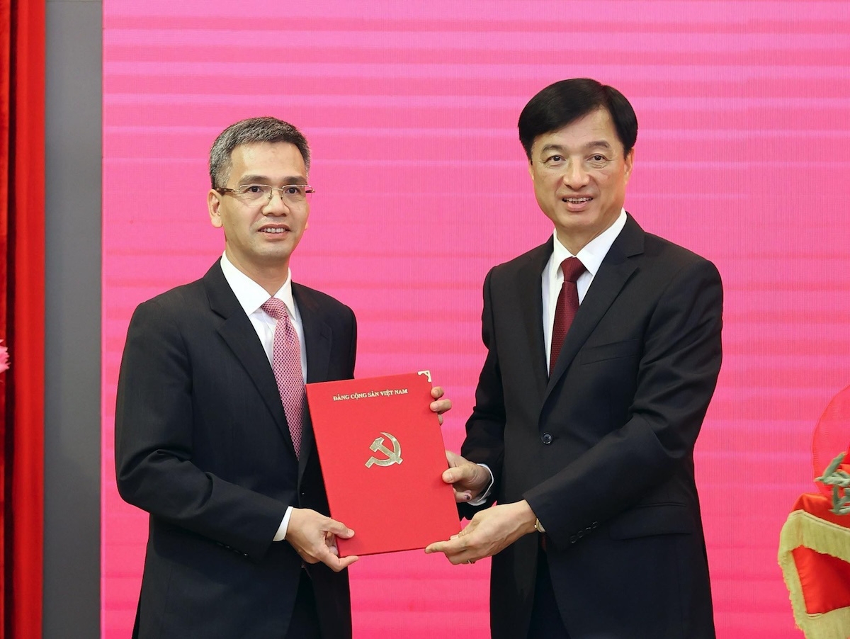 Chánh Văn phòng Trung ương Đảng Nguyễn Duy Ngọc trao quyết định cho ông Võ Thành Hưng. Ảnh: TTXVN