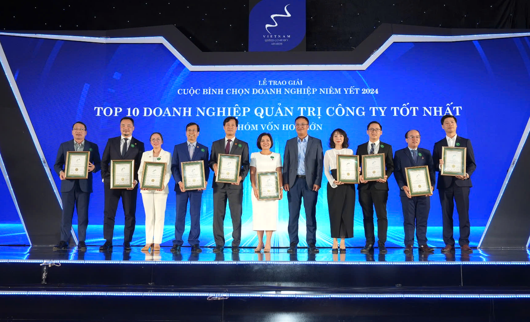 Ông Nguyễn Chí Thành - Tổng giám đốc Chứng khoán SHS (thứ hai từ trái sang) vinh dự nhận chứng nhận bình chọn.