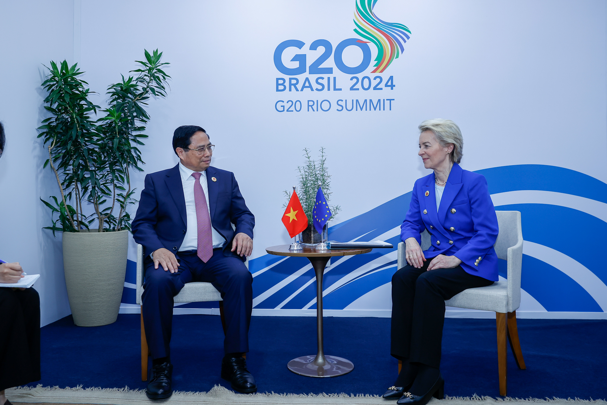 Thủ tướng Phạm Minh Chính gặp Chủ tịch Ủy ban châu Âu Ursula von der Leyen. ẢNh: VGP