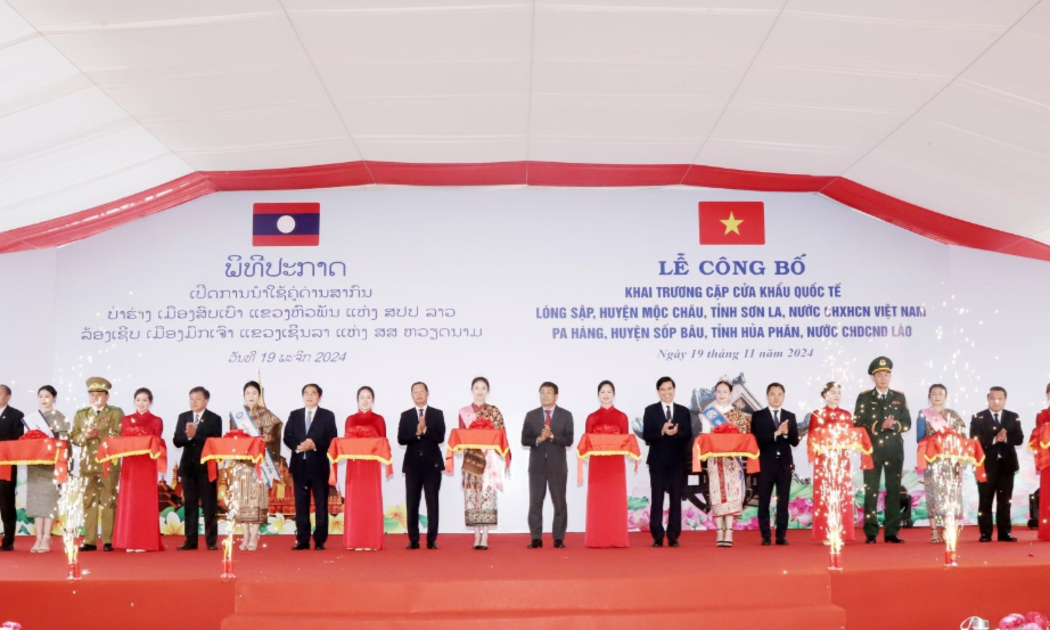 Lễ khai trương cặp cửa khẩu quốc tế Lóng Sập (Việt Nam) - Pa Háng (Lào). Ảnh: CTT tỉnh Sơn La