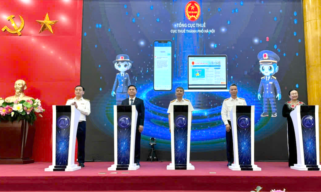 Các đại biểu thực hiện nghi lễ bấm nút ra mắt ứng dụng “Trợ lý ảo hỗ trợ người nộp thuế”.