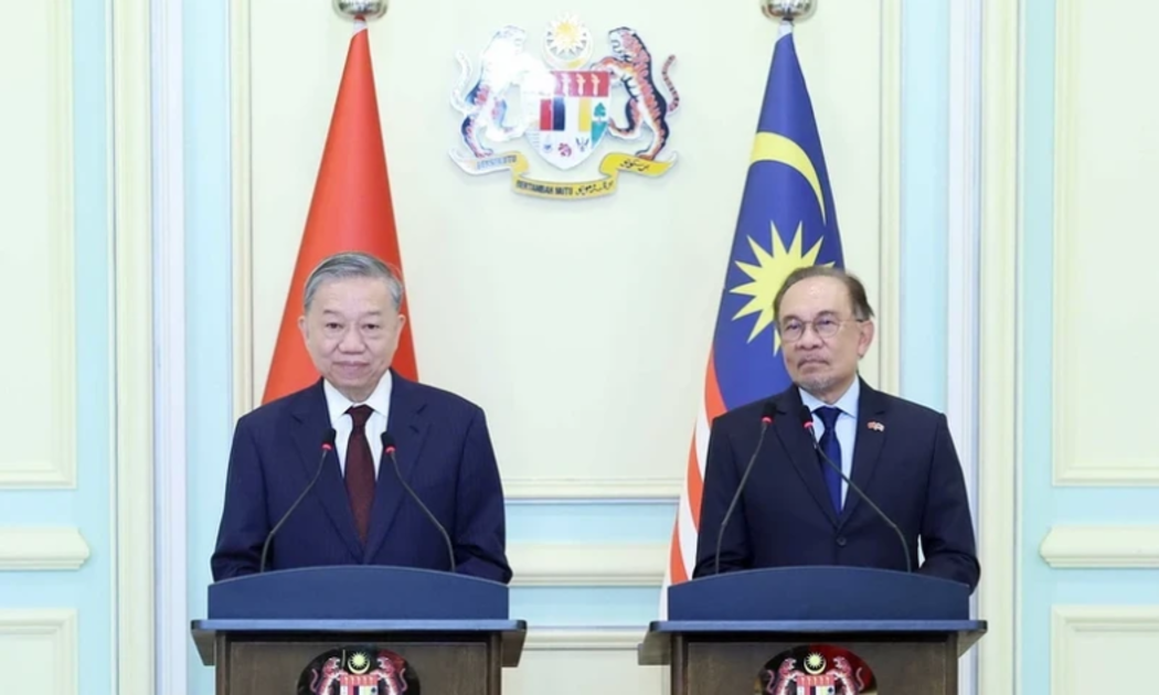 Tổng Bí thư Tô Lâm và Thủ tướng Malaysia Anwar Ibrahim phát biểu với báo chí. (Ảnh: Thống Nhất/TTXVN)