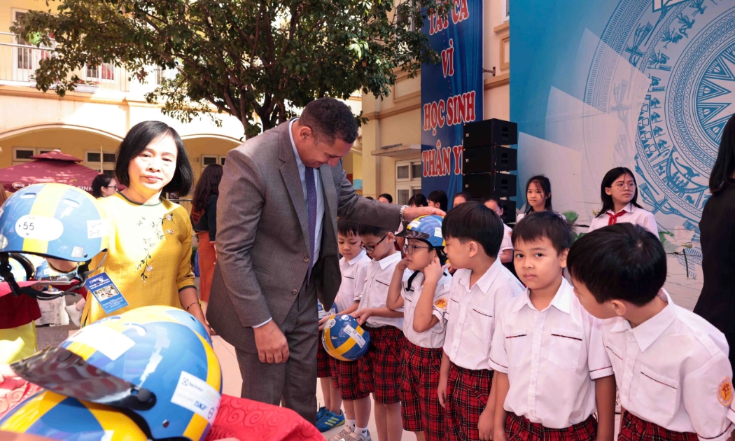 Hơn 1.000 mũ bảo hiểm đã được trao cho học sinh tiểu học và trung học cơ sở tại Trường Tiểu học Nam Trung Yên, quận Cầu Giấy, Hà Nội.