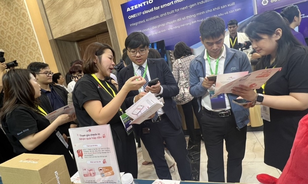 Gian hàng giới thiệu các ứng dụng chuyển đổi số tại diễn đàn chuyển đổi số ngành Công thương 2024.
