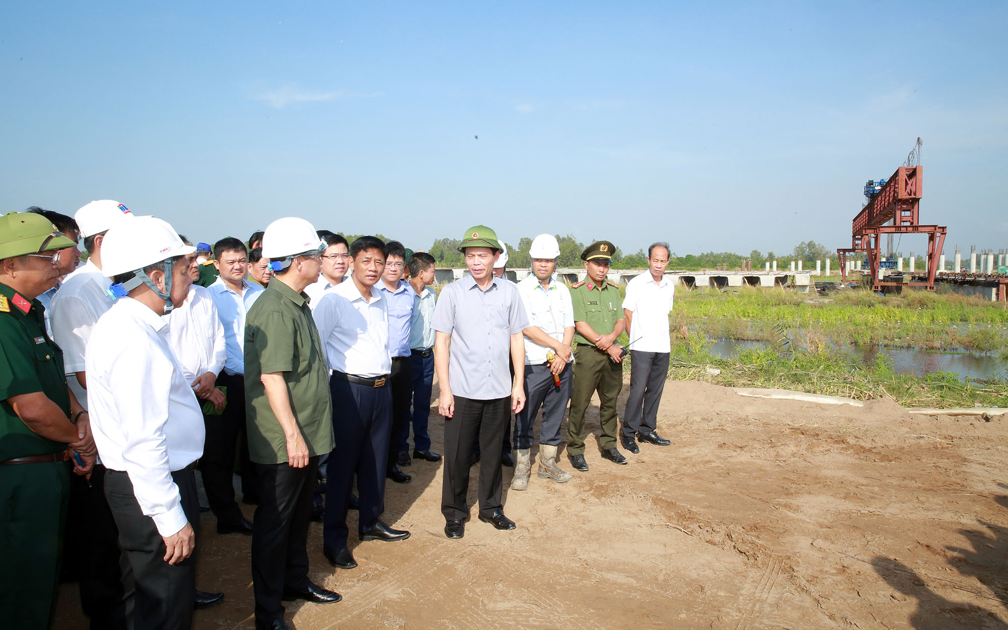 Phó Thủ tướng Trần Hồng Hà kiểm tra tiến độ thi công 2 tuyến cao tốc Cần Thơ - Cà Mau và Châu Đốc - Cần Thơ - Sóc Trăng. Ảnh: VGP.
