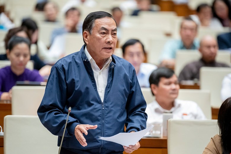 Đại biểu Phạm Văn Hòa, đoàn Đồng Tháp, nêu quan điểm.