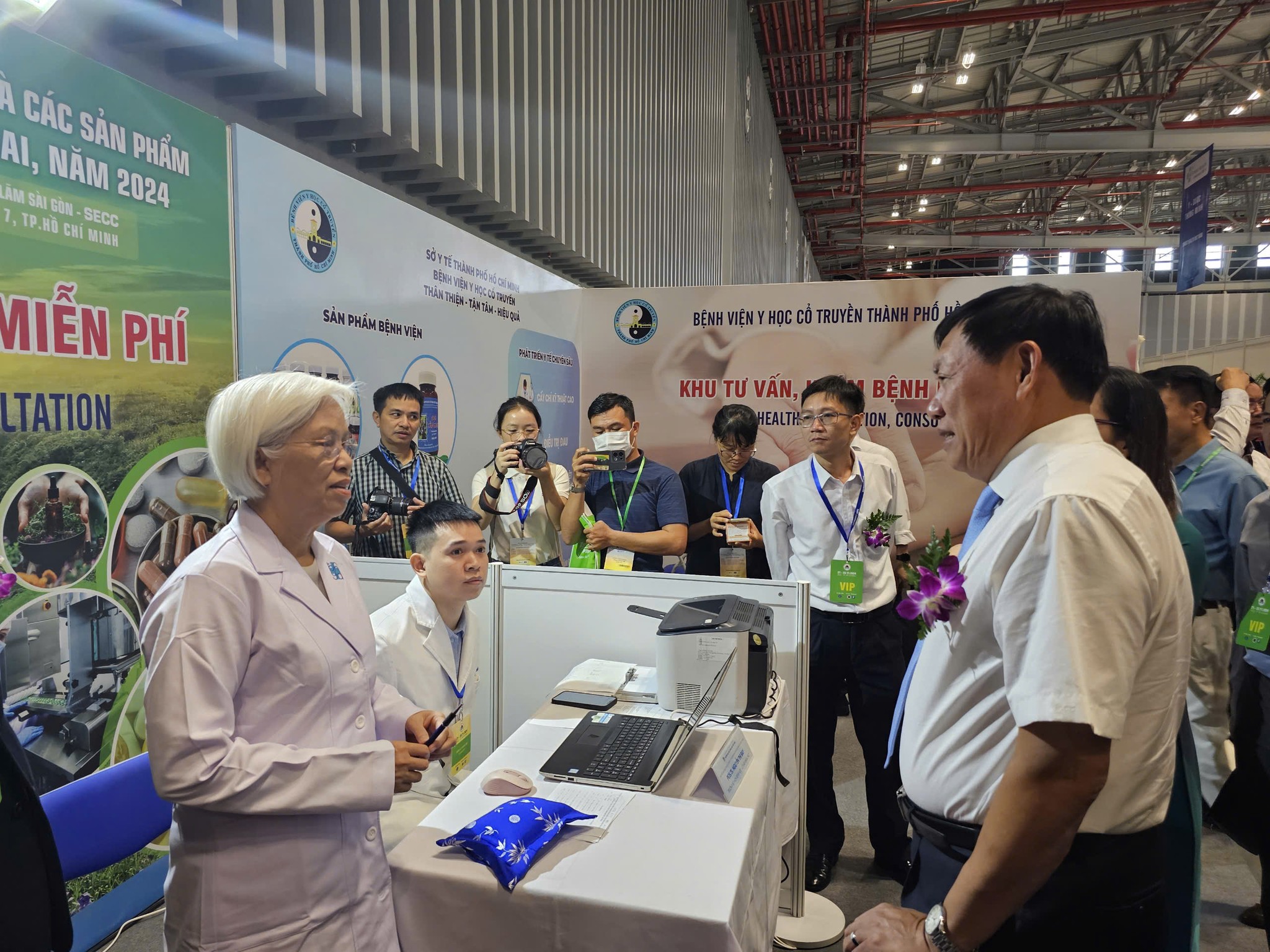 Thứ trưởng Bộ Y tế Đỗ Xu&acirc;n Tuy&ecirc;n (b&ecirc;n phải) trao đổi với đại diện c&aacute;c gian h&agrave;ng.&nbsp;