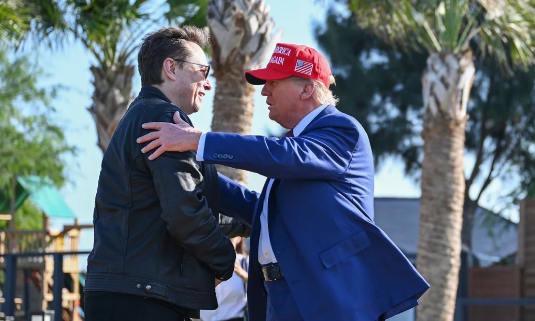 Tổng thống đắc cử Donald Trump chào tỷ phú Elon Musk tại buổi xem phóng tên lửa Starship của SpaceX ở Brownsville, bang Texas, Mỹ hôm 19/11 - Ảnh: Getty Images