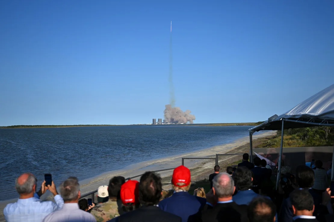 Tổng thống đắc cử Donald Trump tại buổi phóng tên lửa của SpaceX tại Brownsville, Texas, vào ngày 19/11 - Ảnh: Getty Images