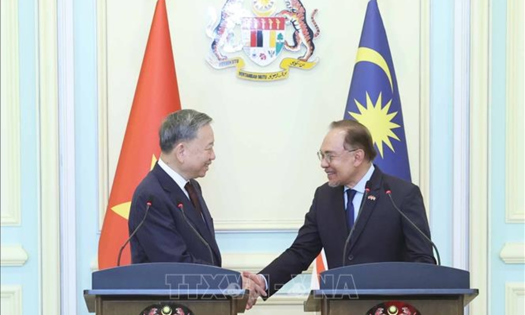 Tổng Bí thư Tô Lâm và Thủ tướng Malaysia Anwar Ibrahim tại buổi họp báo - Ảnh: TTXVN