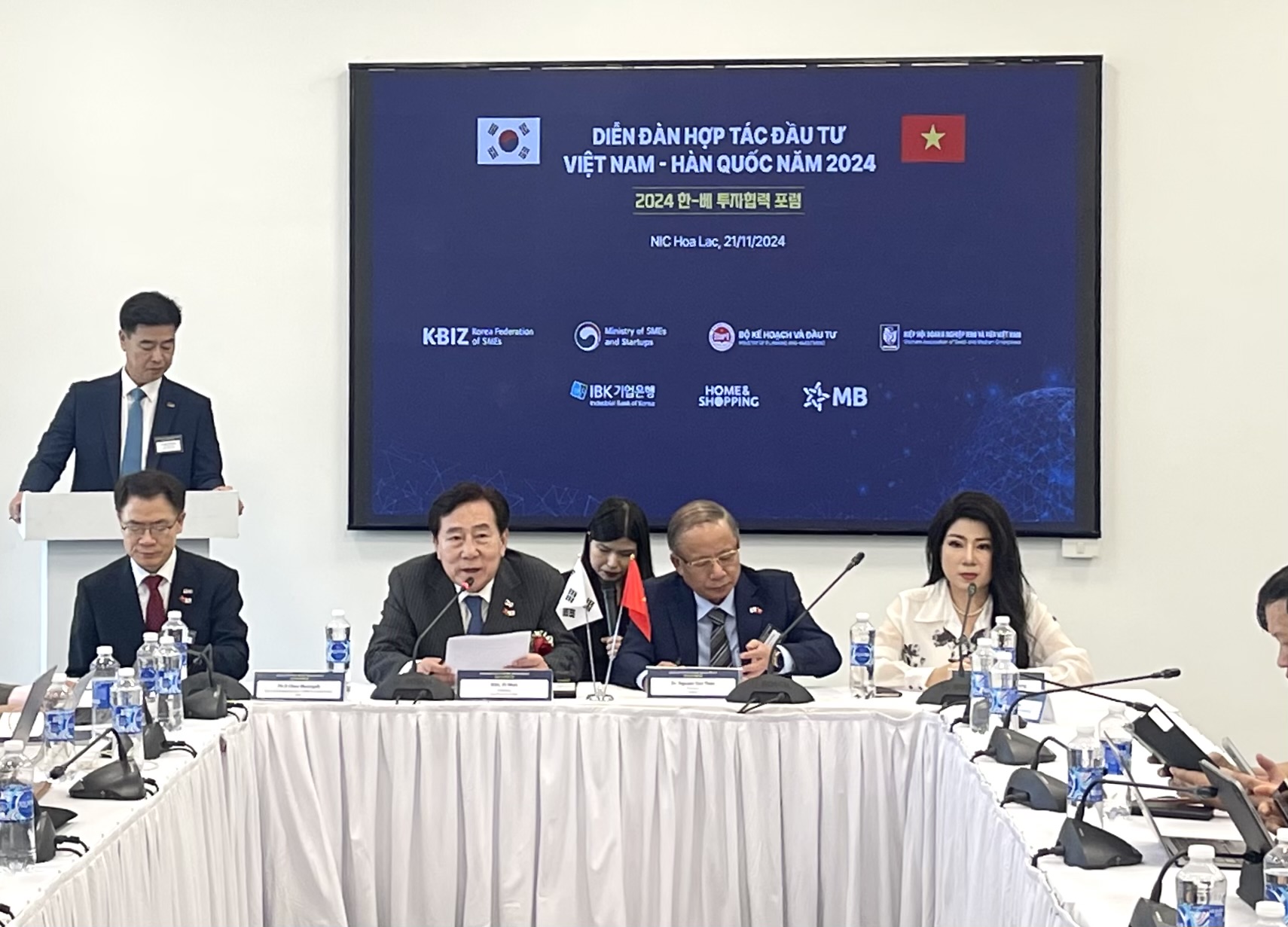 Ông Kim Ki Mun (trái), Chủ tịch Hiệp hội Doanh nghiệp nhỏ và vừa Hàn Quốc (KBIZ) và ông Nguyễn Văn Thân (phải), Chủ tịch Hiệp hội Doanh nghiệp nhỏ và vừa Việt Nam (VINASME) tại buổi họp báo Diễn đàn. 