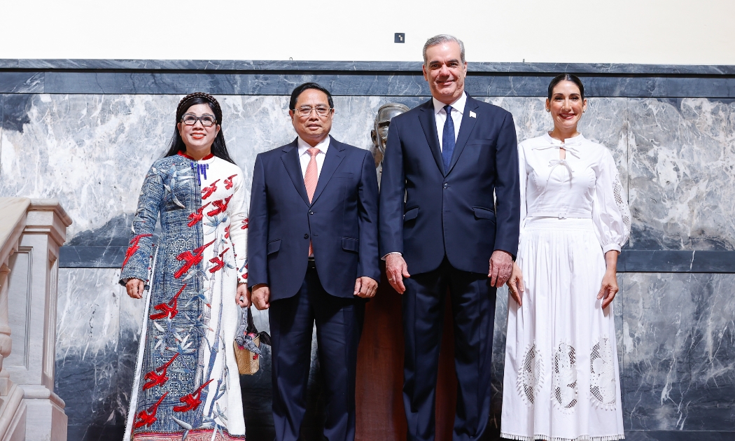 Thủ tướng Phạm Minh Chính và Phu nhân đến Phủ Tổng thống Cộng hoà Dominica, nơi Tổng thống Luis Rodolfo Abinader Corona và Phu nhân đã chờ sẵn - Ảnh: VGP