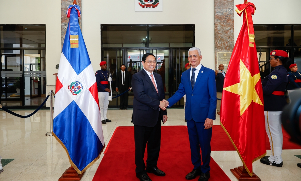 Thủ tướng Phạm Minh Chính và Chủ tịch Thượng viện Ricardo de los Santos Polanco - Ảnh: VGP