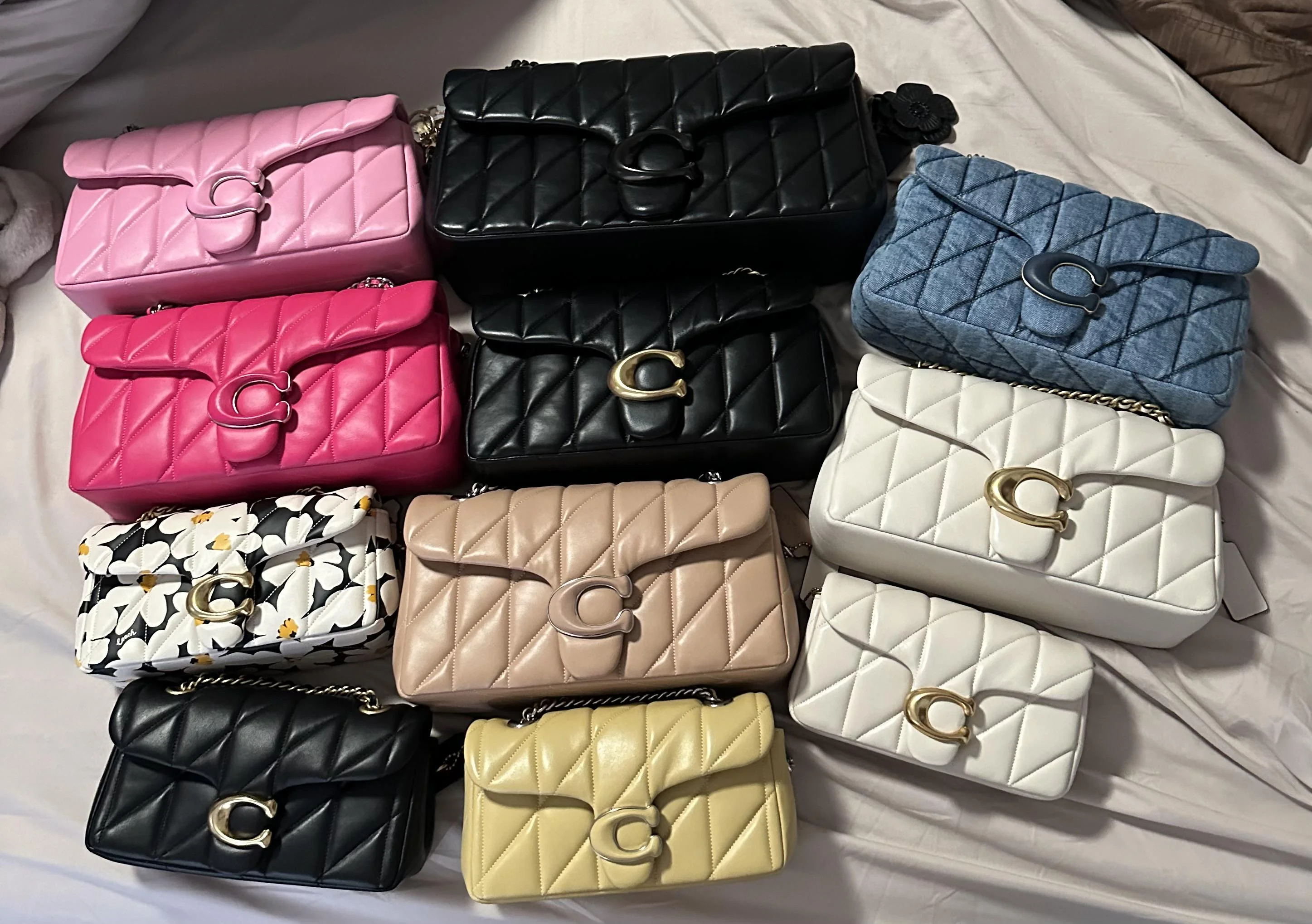 Những chiếc túi Quilted Tabby của Coach đang đạt đỉnh cao về độ phổ biến.