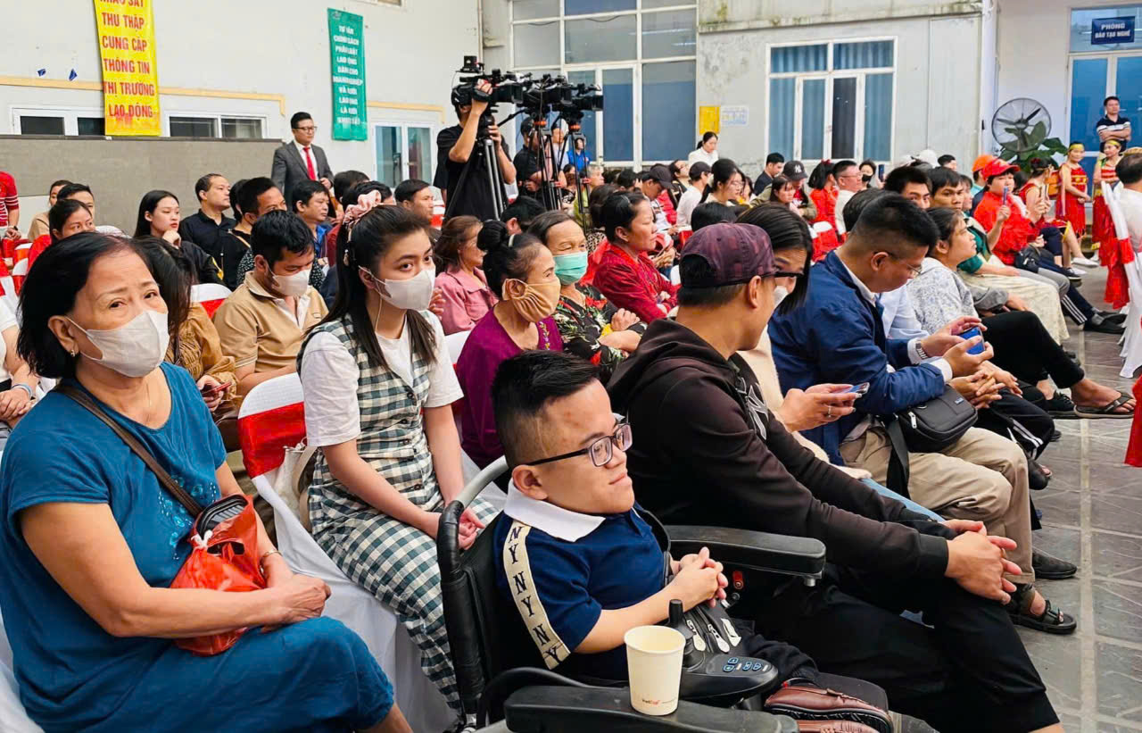 Đông đảo người lao động nghe tư vấn, giới thiệu các cơ hội việc làm.