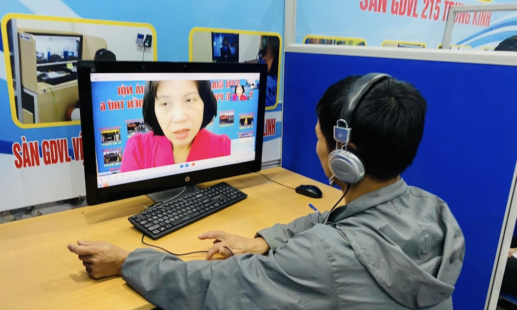 Lao động khuyết tật tham gia phỏng vấn với doanh nghiệp để tìm kiếm cơ hội việc làm. Ảnh: Thanh Hải.