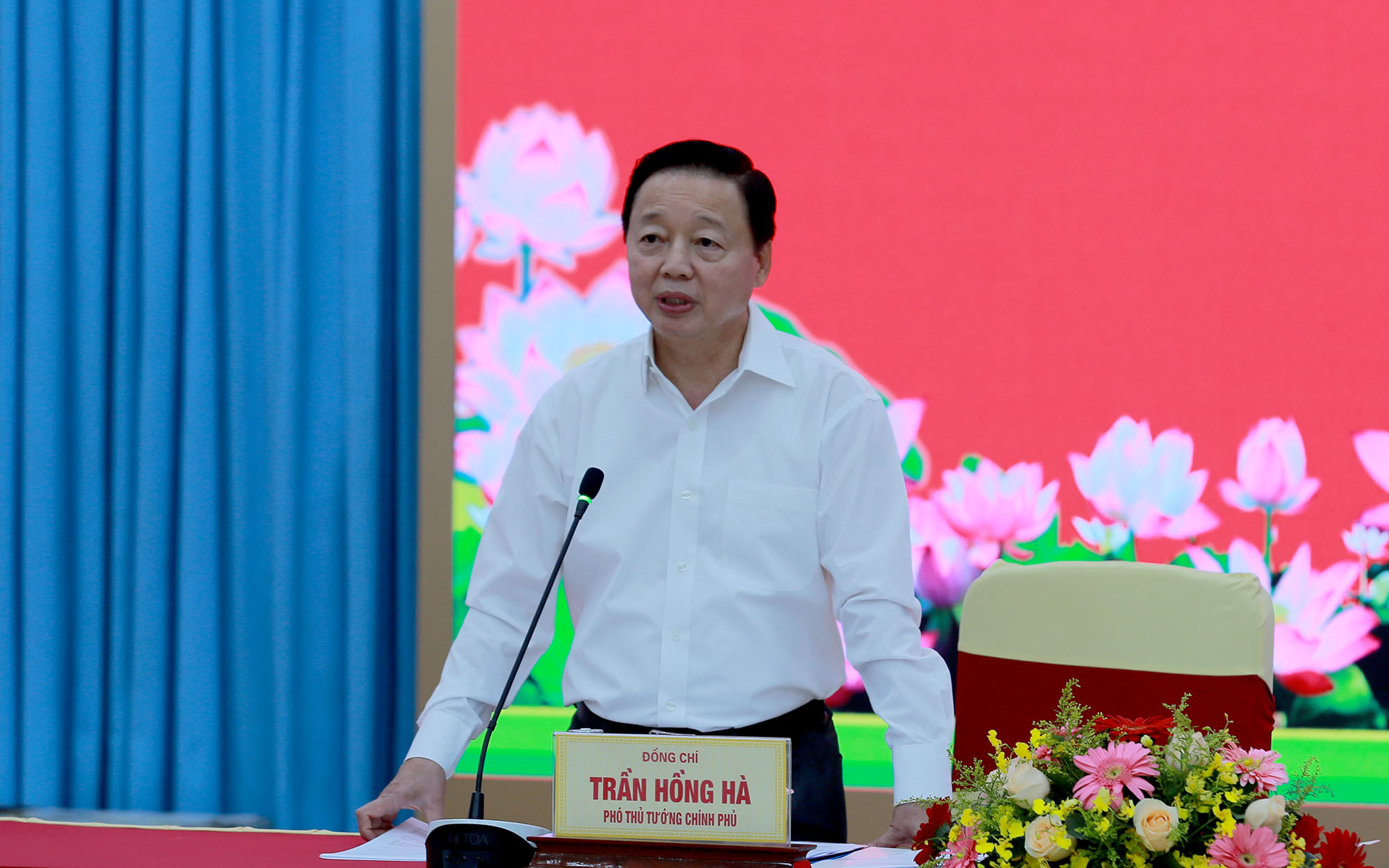 Phó Thủ tướng nhấn mạnh, các dự án cao tốc ở ĐBSCL là những dự án đặc biệt quan trọng của đất nước, mở đường, tạo động lực phát triển cho vùng. Ảnh: VGP.