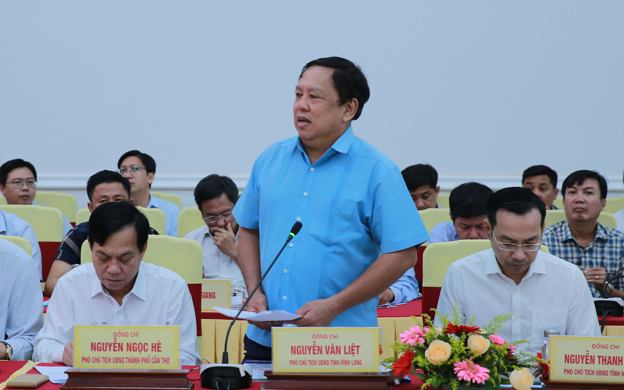  ông Nguyễn Văn Liệt, Phó Chủ tịch UBND tỉnh Vĩnh Long trình bày khó khăn tại cuộc họp. Ảnh: VGP