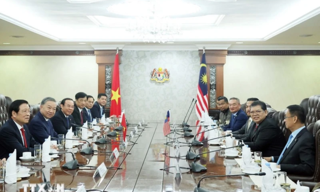 Tổng Bí thư Tô Lâm hội kiến Chủ tịch Hạ viện Malaysia Tan Sri Dato’ Johari Bin Abdul. (Ảnh: TTXVN)