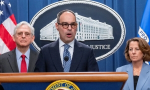 Trợ lý Bộ trưởng Tư pháp Hoa Kỳ Jonathan Kanter phát biểu trong cuộc họp báo tại Bộ Tư pháp, Washington.