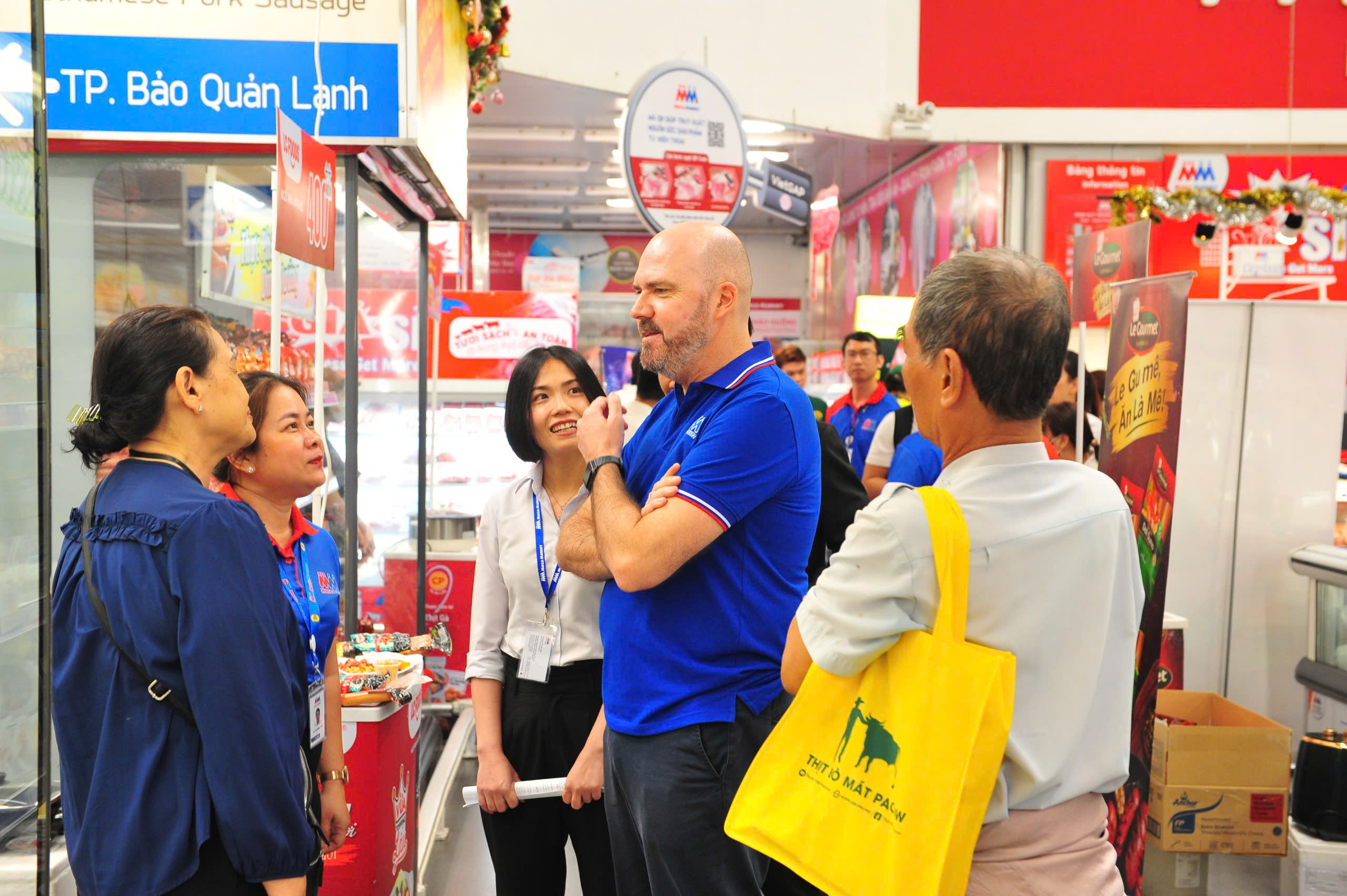 Theo ông Regis Delesque, Giám đốc vận hành MM Mega Market Việt Nam (áo phông xanh), thời gian gần đây người Việt có khuynh hướng xem xét rất kỹ về giá cả hàng hóa. Ảnh: PA.