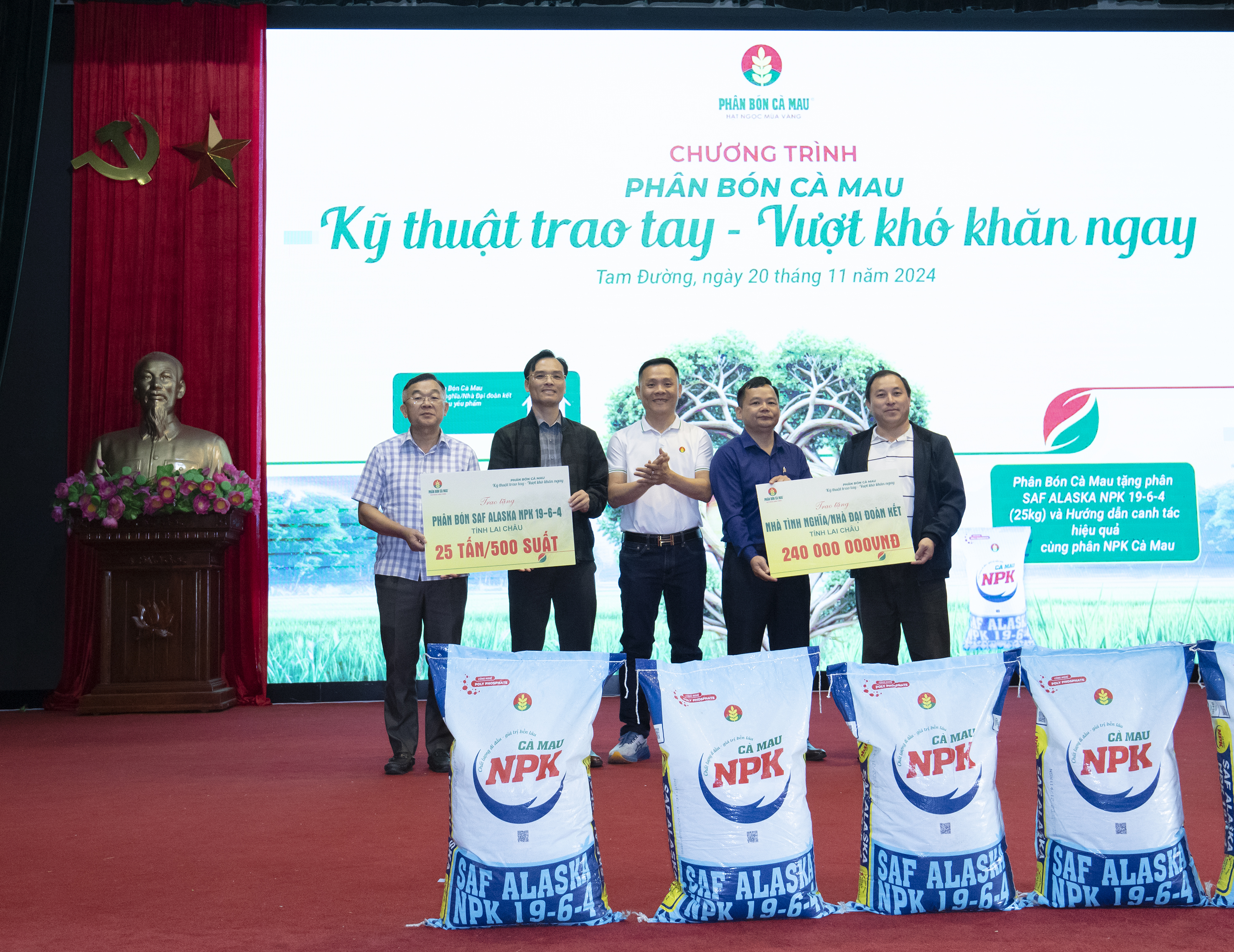 Đại diện PVCFC trao qu&agrave; tặng cho hộ n&ocirc;ng d&acirc;n kh&oacute; khăn Lai Ch&acirc;u.