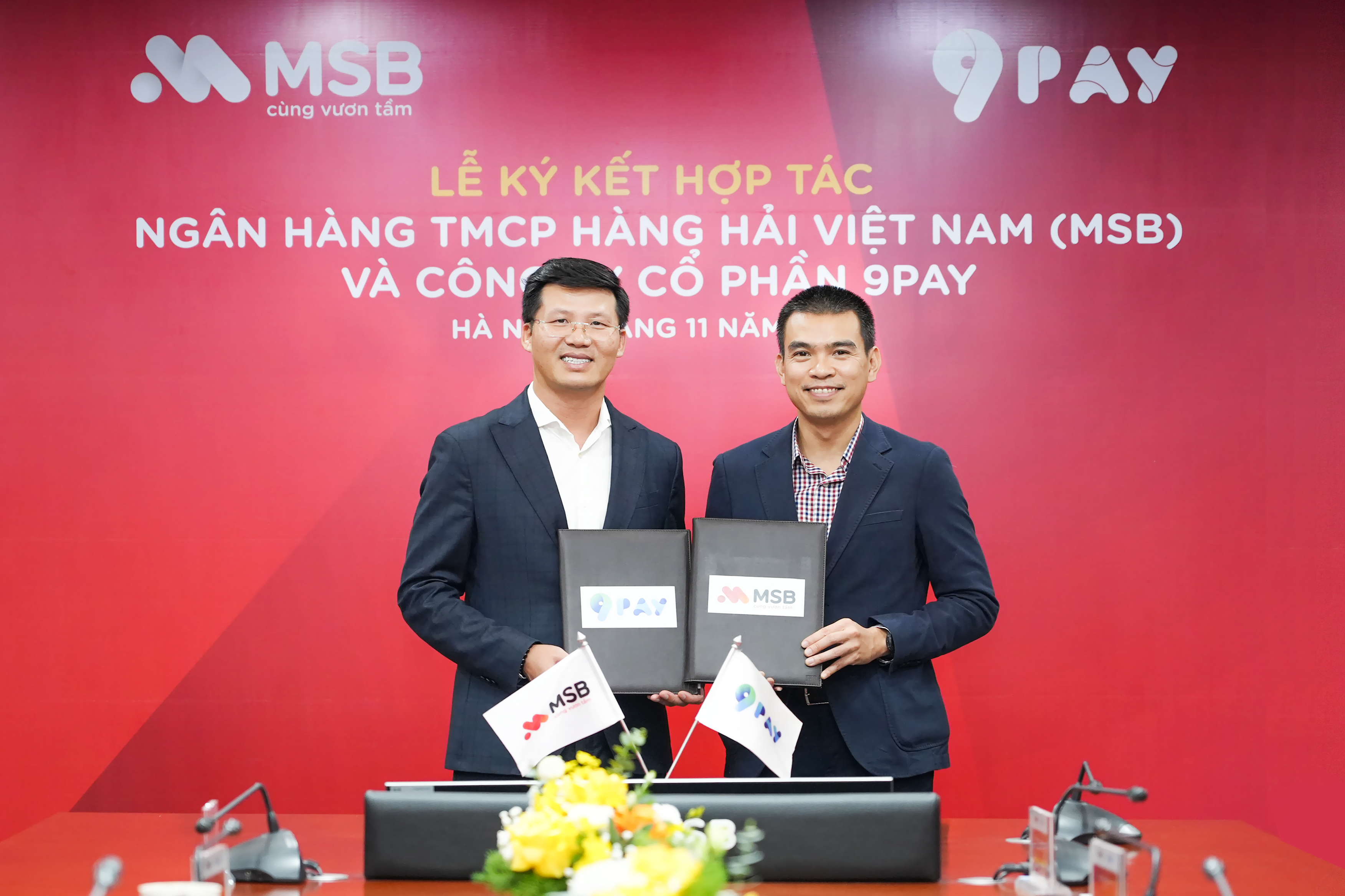 Ông Nguyễn Quang Thịnh và ông Nguyễn Thế Minh đại diện 2 công ty ký kết hợp tác chiến lược.