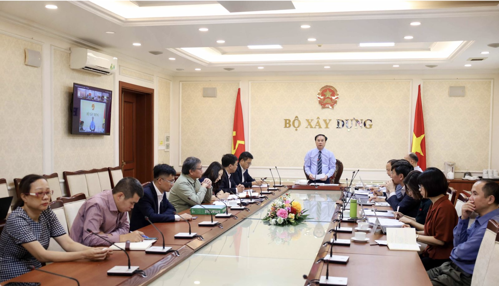 Thứ trưởng Bộ Xây dựng Nguyễn Văn Sinh chủ trì hội nghị