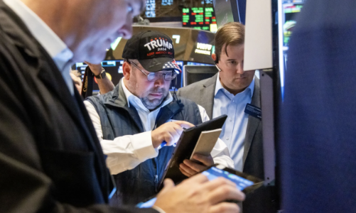 Chứng khoán Mỹ “xanh” dù cổ phiếu công nghệ bị bán tháo, giá dầu tăng mạnh do tin chiến tranh