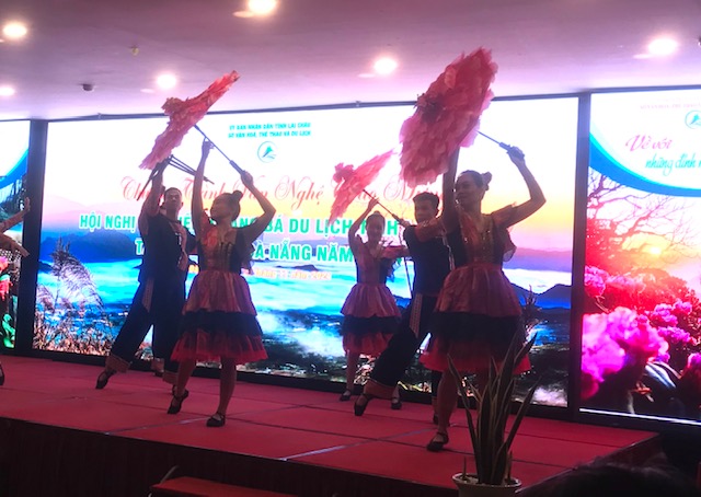 Văn nghệ chào mừng hội nghị quảng bá, xúc tiến du lịch Lai Châu tại thành phố Đà Nẵng. Ảnh Ngô Anh Văn.