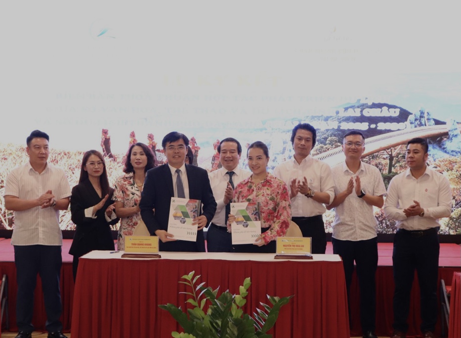 Ông Trần Quang Kháng, Phó Giám đốc Sở VHTT&DL tỉnh Lai Châu và bà Nguyễn Thị Hoài An, Phó Giám đốc Sở Sở Du lịch TP. Đà Nẵng ký và trao Biên bản ghi nhớ liên kết hợp tác giai đoạn 2025 – 2030.