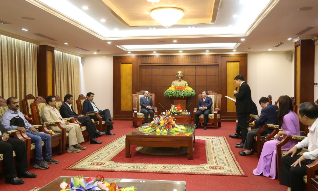 Đồng chí Nguyễn Phi Long - Uỷ viên dự khuyết Trung ương Đảng, Bí thư tỉnh uỷ Hoà Bình tiếp xã giao ông Sandeep Arya- Đại sứ Ấn Độ tại Việt Nam.